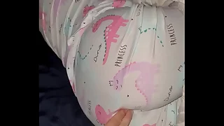 Mi pervertido hermanastro entra a mi habitaci&oacute;n durante la noche y me quita la virginidad anal&period; &excl;Oh no&excl; &excl;mi culo est&aacute; muy apretado&excl; &excl;s&aacute;came tu verga&comma; por favor&excl;