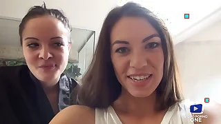 S&eacute;ance lesbienne dans la baignoire avec Tiffany et Dolly